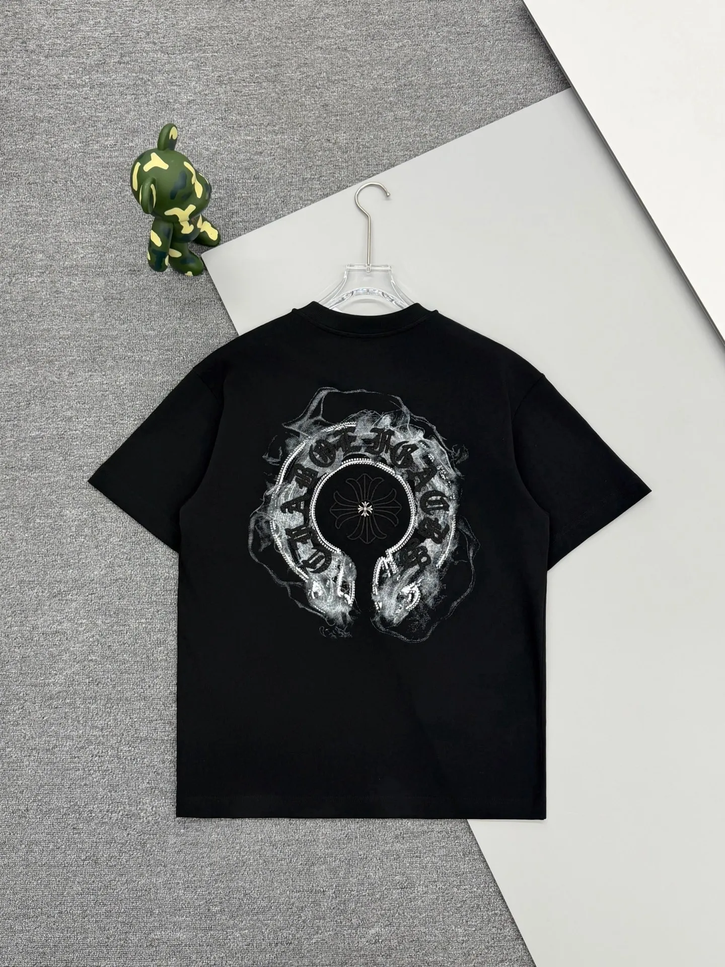 P170 [High Quality] Chrome hearts embroidered front and back printing + embroidered horseshoe brand logo, front and back panels are designed with embroidery + printing + rivet embroidery heavy craftsmanship. High-end customized 32 count 280g fabric. Soft to the touch. Comfortable to wear. Exquisite stitching. Fine workmanship. The upper body effect is incomparably handsome! Same style for men and women 𝐂𝐎𝐋𝐎𝐔𝐑: White Black 𝐒𝐈𝐙𝐄: S-XL Size chart: S: Shoulder width 51-Bust 55-Length 70 M: Shoulder width 53-Bust 57-Length 72 L: Shoulder width 55-Bust 59-Length 74 XL: shoulder width 57-bust 61-length 76